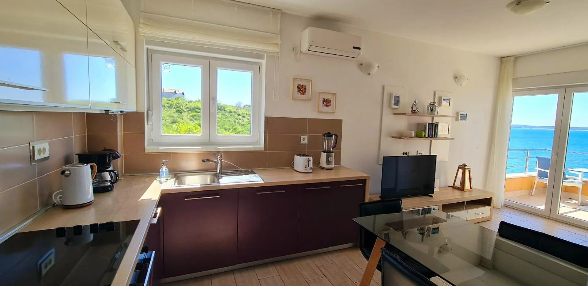 Apartments Nicolas - Beach & Sea 10M Away - Amazing Sea View! Rtina 0*,  Chorvatsko